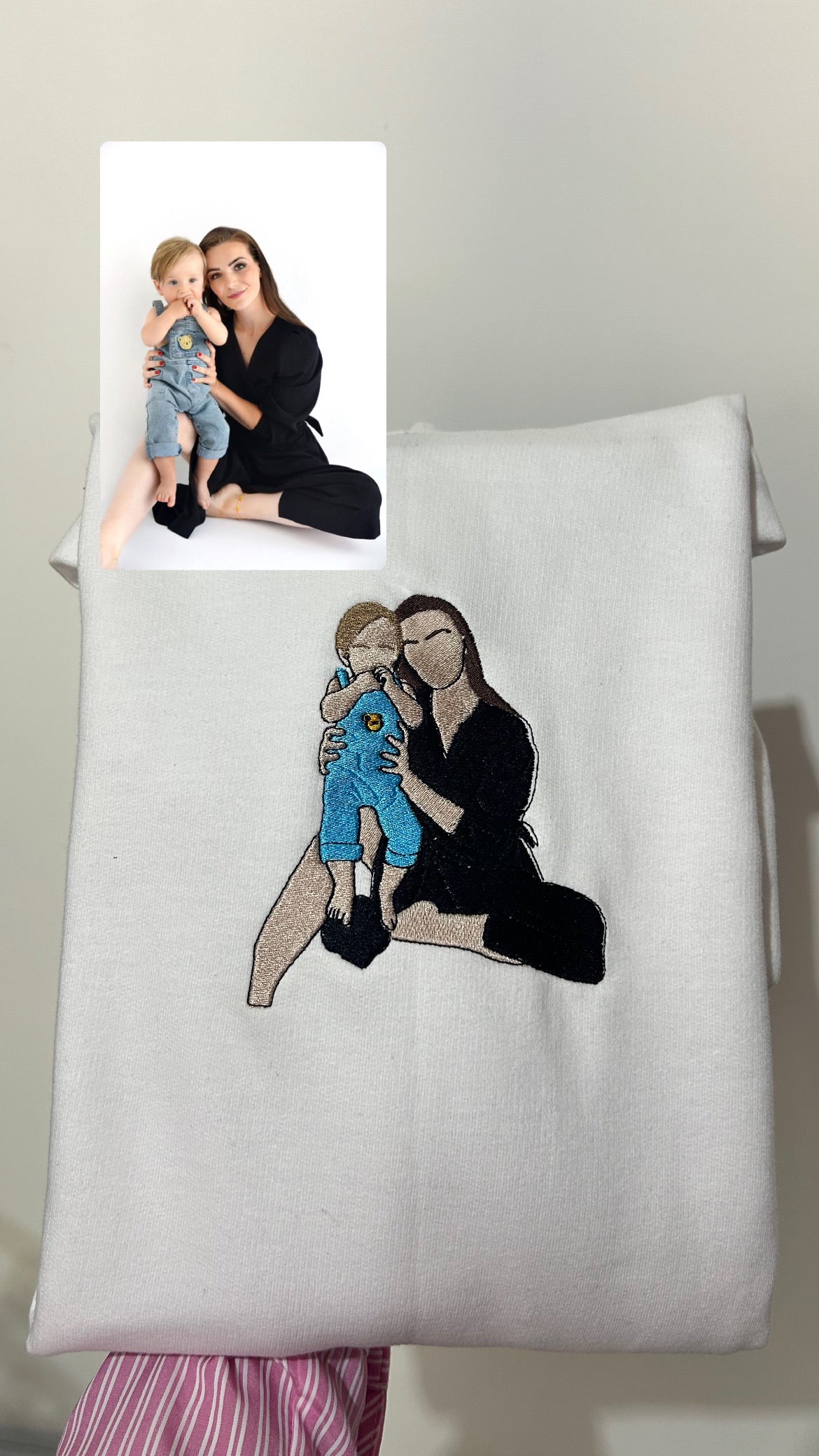 Mom and daughter color embroidery